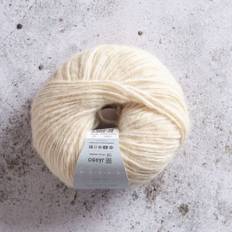 Järbo Select No 5 Botanically Dyed Alpaca Blend 03 Turmeric powder Indhold: 42% baby alpaca, 30% bomuld, 28% ekstrafin uld Vægt/længde: 50 g = ca. 100 meter Anbefalede pinde: 4.5 mm Strikkefasthed: 10 x 10 cm = 16 m x 20 p Anbefalet hæklenål:5mm Hæklefasthed:12 fm x 15 r Vask:Håndvask.