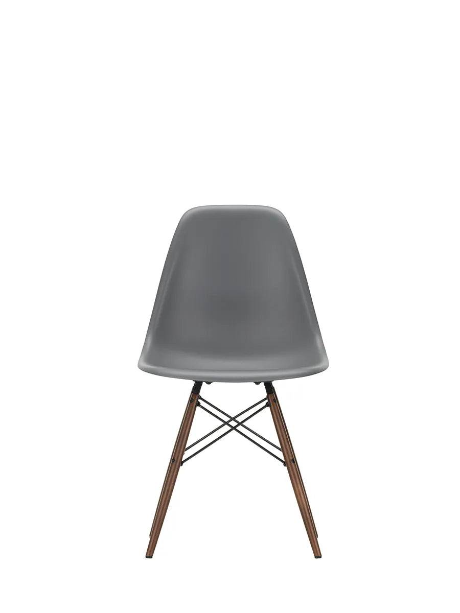 Eames Plastic Side Chair DSW, mørkbejdset ahorntræ fra Vitra Granite grey - Jacobsen Plus