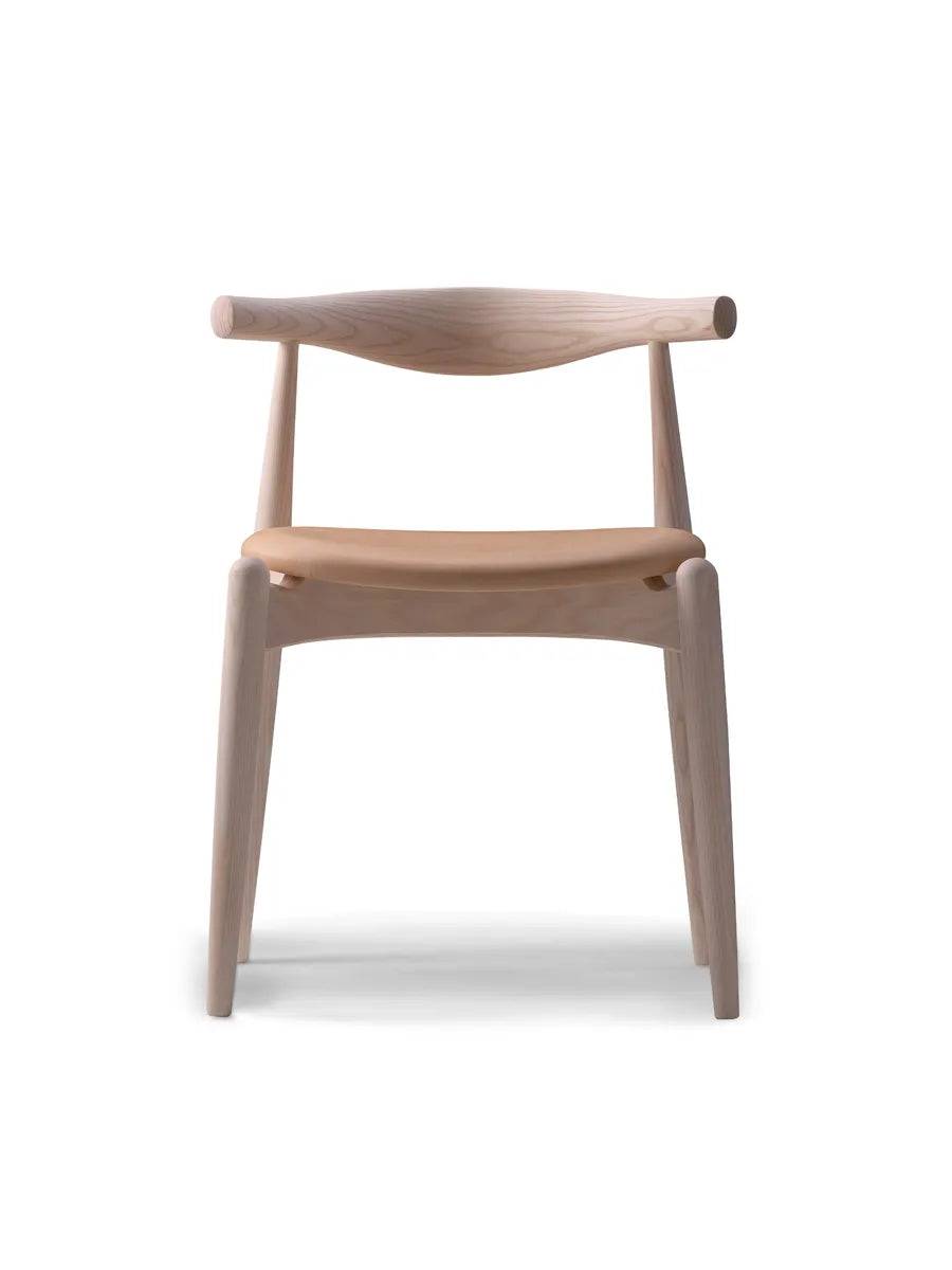 CH20 Elbow Chair i bøg af Hans J. Wegner Stofgruppe 3 / Sæbebehandlet - Jacobsen Plus