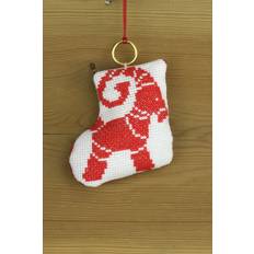 Broderikit Sok m/julebuk 8 x 8 cm Broderisæt med julemotiv Dimensioner: 8x8 cm Krydsstingsbroderi i 2 farver Aida stof og ring inkluderet Festligt og nordisk design.