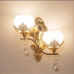CrystalLuxe – Guld LED Vägglampa för Stämningsfull Belysning - D