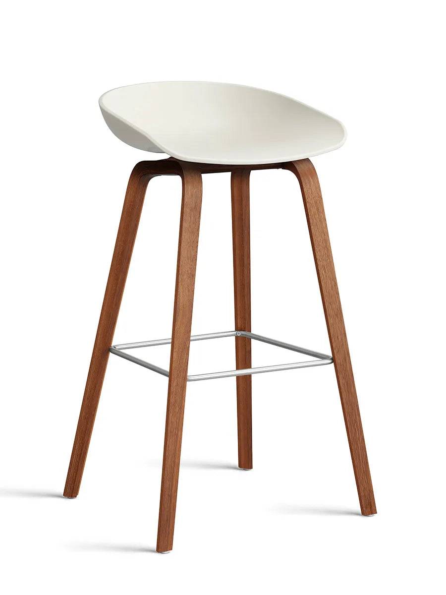 About a Stool AAS32 fra Hay Høj - B 50 x D 46 x H 74-85 cm / Melange Cream / Lakeret valnød - Jacobsen Plus
