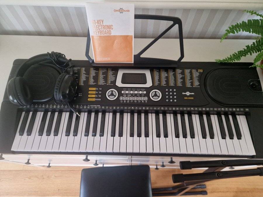 MK-2000 Gear4Music Elektroniskt keyboard med 61 tangn, stativ, hörlurar, pall