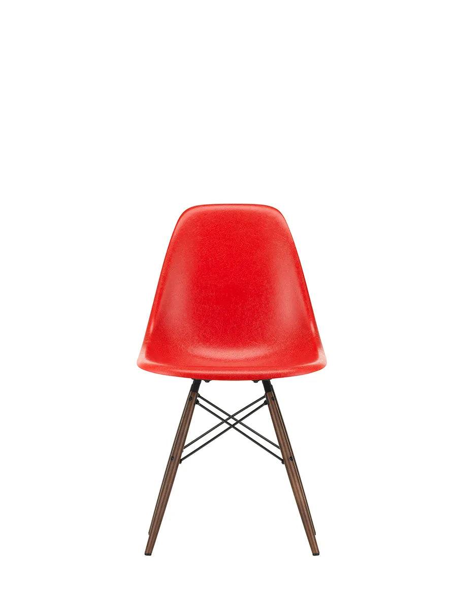 Eames Fiberglass Chair DSW, mørkbejdset ahorn fra Vitra Eames Red - Jacobsen Plus