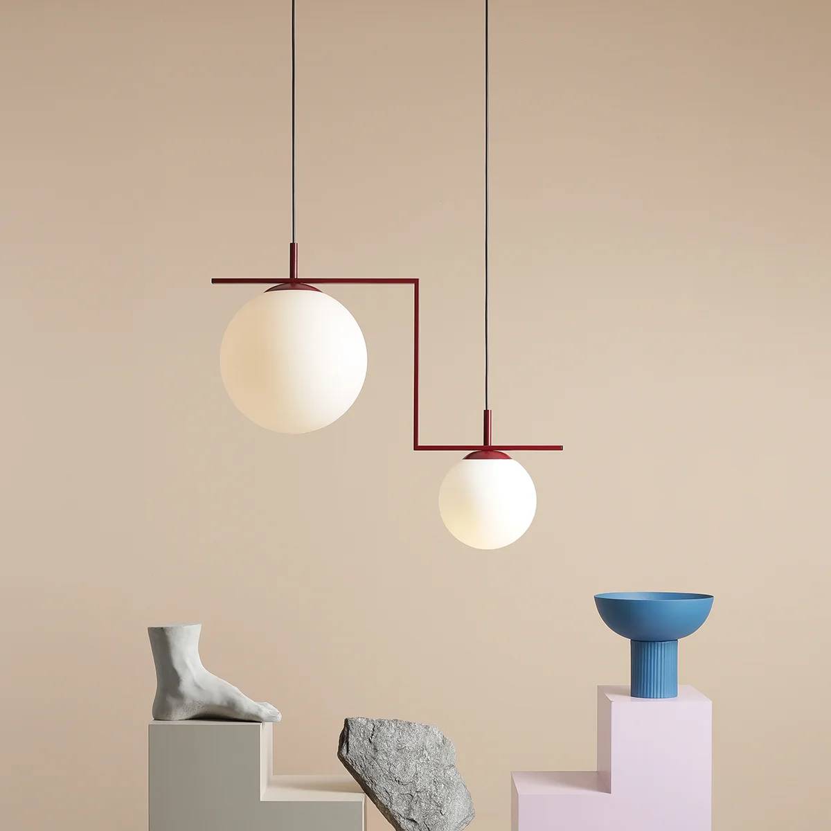 Moma - Loftlampe i vinrød metal og hvidt glas