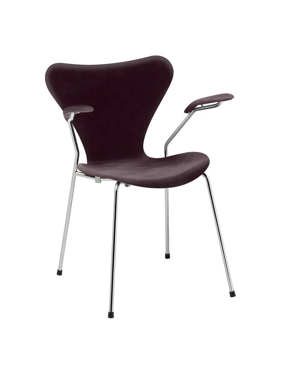 3207 Serie 7 Armstol af Arne Jacobsen Fuldpolstret / Belfast (velour) / Dark plum - Jacobsen Plus