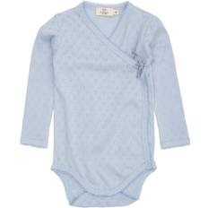 Copenhagen Colors Pointelle Heart Crossover Body LS Str 74 - Dusty Blue Langærmede Bodies hos Magasin