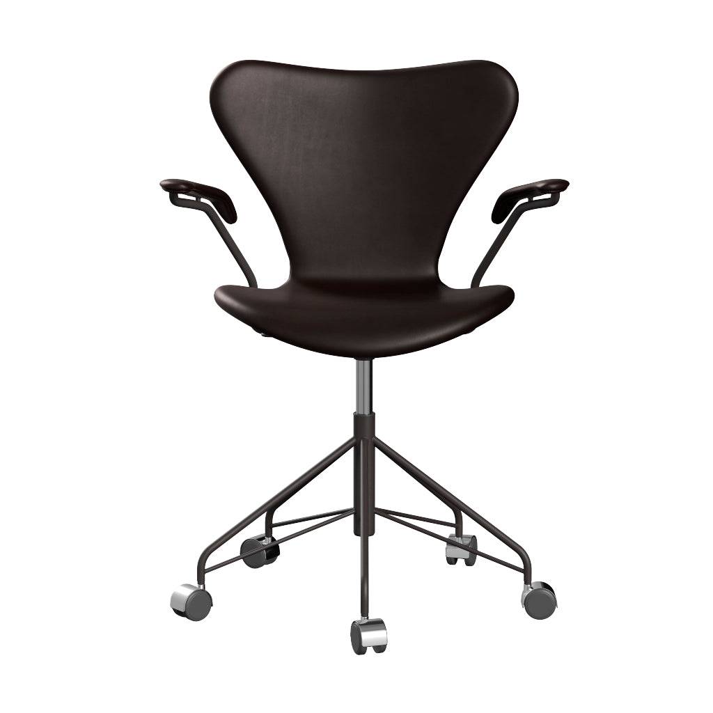Fritz Hansen - 3217 kontorstol med armlæn, fuldpolstret i Grace læder Mørk brun læder - Warm Graphite stel - Jacobsen Plus