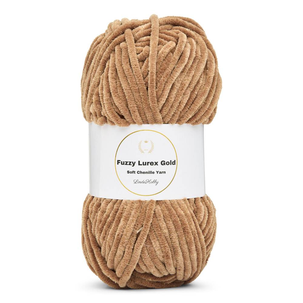 LindeHobby Fuzzy Chenille Gold Lurex 22 Nescafé Materiale: 94% polyester, 6% lurex Vægt/længde: 100 g = ca 120 meter Anbefalede pinde: 6.00–9.00 mm Anbefalede hæklenåle: 4.00–6.50 mm Strikkefasthed: 10 cm = 10 m Vask: Maskinvask, max 30°C / Tørres fladt.