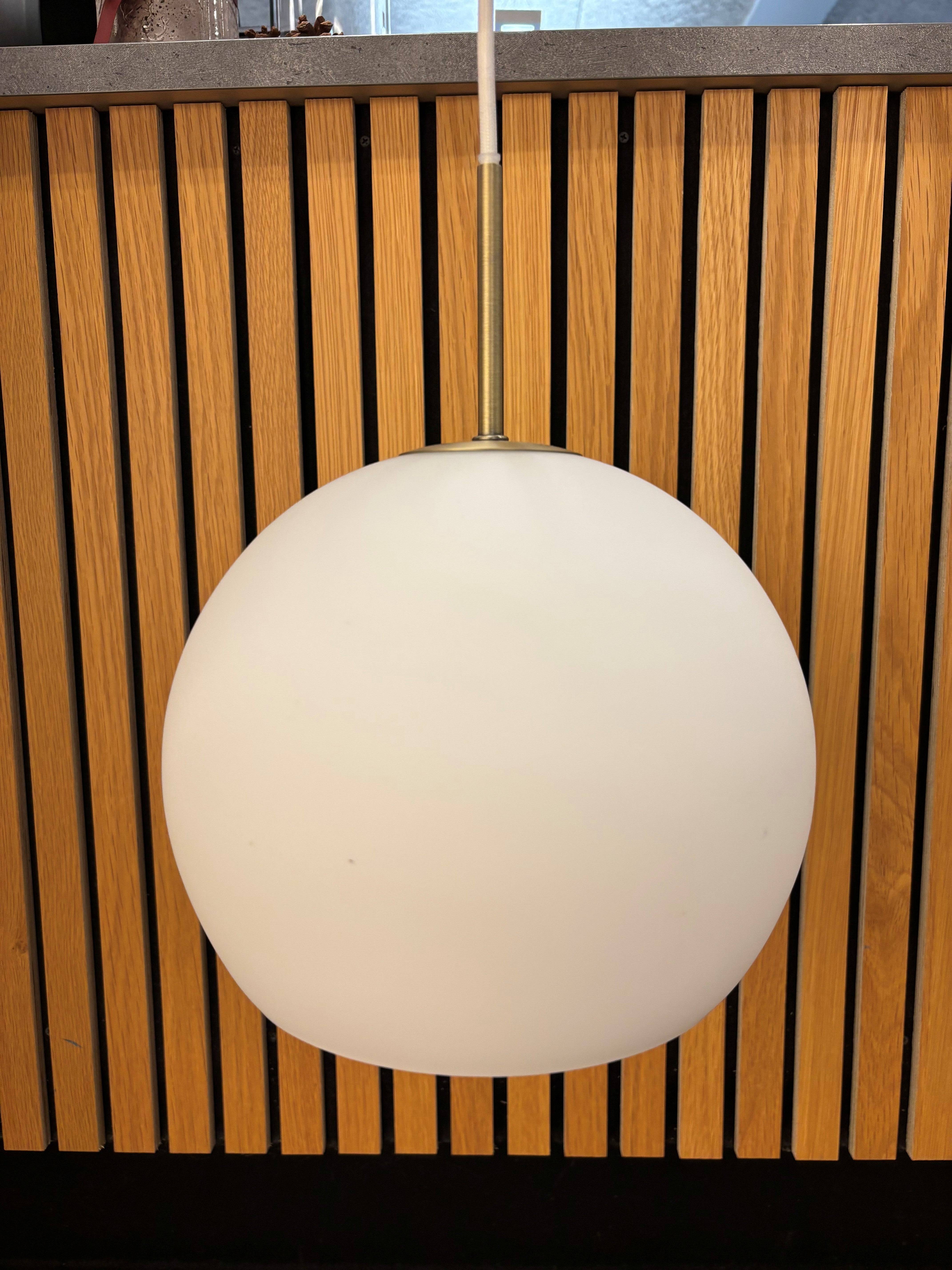 Frandsen - Ball Pendel Ø25, Matt Hvid m. Antik Messing Top - DEMO.