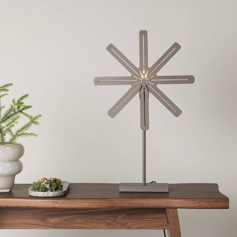Platt- Bordlampe i mocca farvet metal, stjerneformet med LED lys, højde 67 cm.
