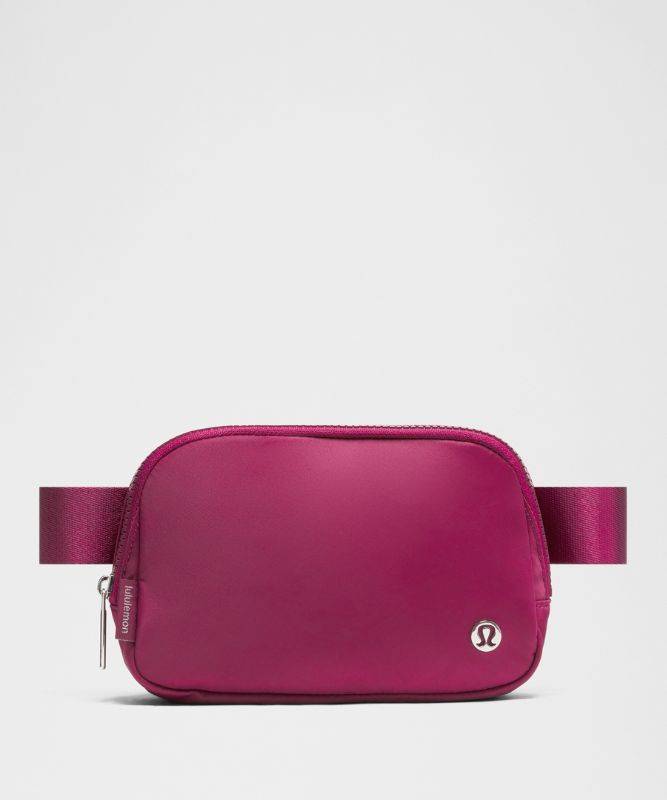 lululemon – Everywhere Gürteltasche 1 L – Größe 1 l in Raspberry Rave/Silver