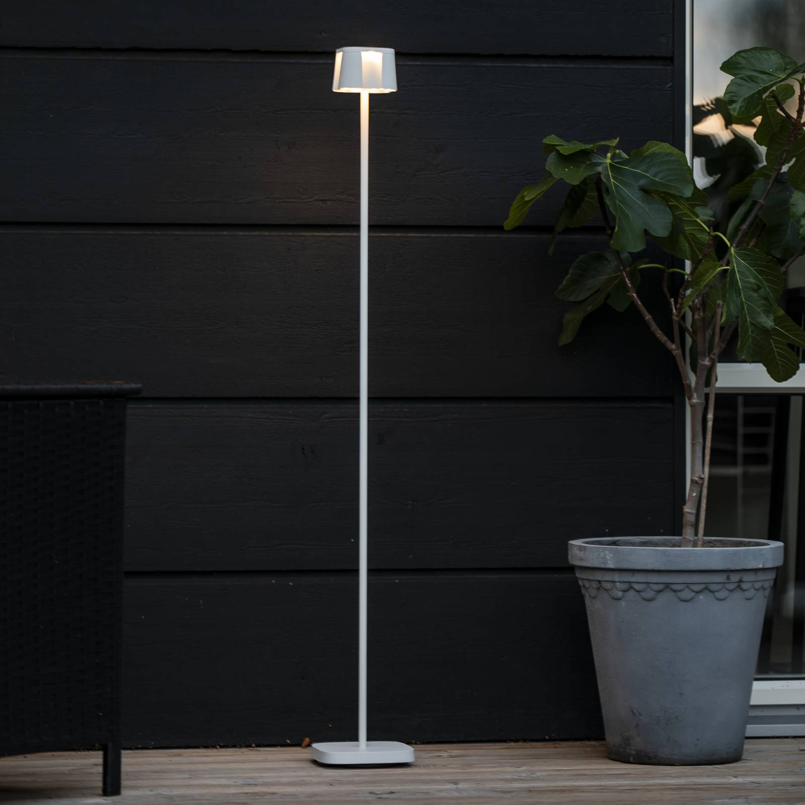 Konstsmide Nice LED-golvlampa, vit, aluminium, IP54, dimmer, CCT Nice, dimbar, Vitt / opal, Aluminium / grå / zink, Modern