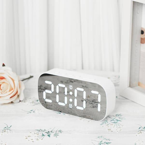 LED digitalt vækkeur med temperaturvisning, evighedskalender og 24-timers format til soveværelse, hjem og kontor White