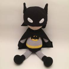 Batman Design by LittleHappyCrochet Detaljeret hækleopskrift på Batman med aftagelige maske og kappe. Batman bliver ca. 30 cm høj. Opskriften sendes som PDF-fil. .