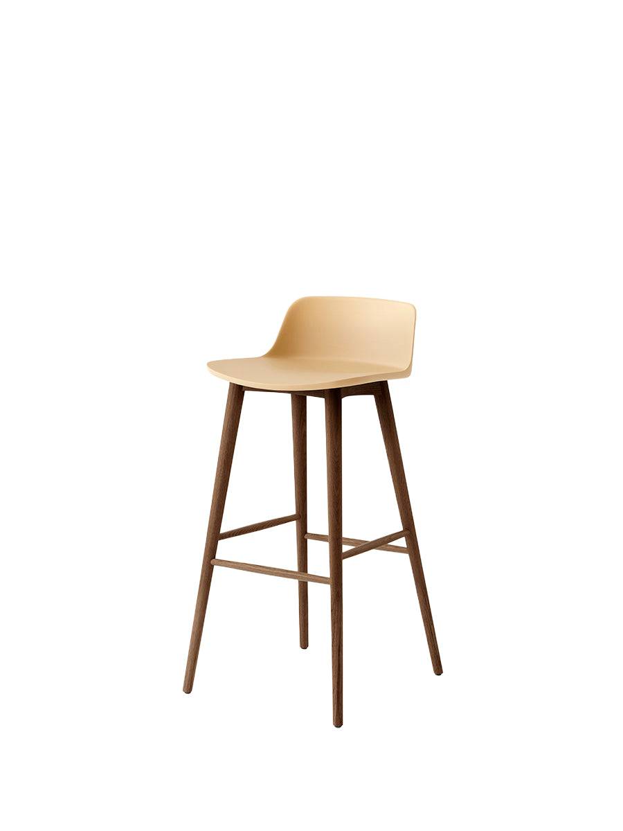 Rely HW123 bar stool, walnut fra &Tradition Beige Sand - Jacobsen Plus