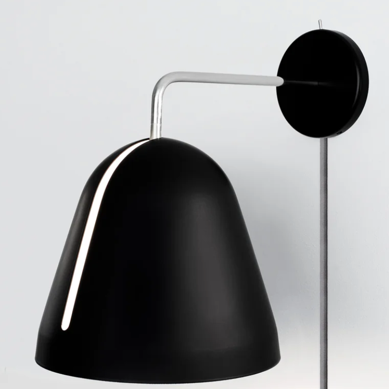 Tilt væglampe fra Nyta - Sort / Grå ledning