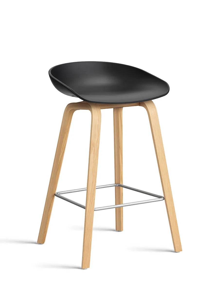 About a Stool AAS32 fra Hay Lav - B 50 x D 43 x H 64-75 cm / Sort / Lakeret eg - Jacobsen Plus