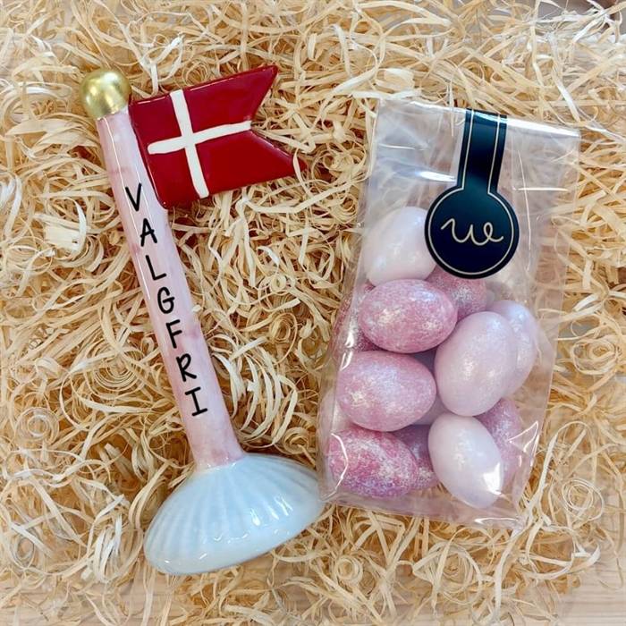 Lille gave med Lyserød flag og chokolade