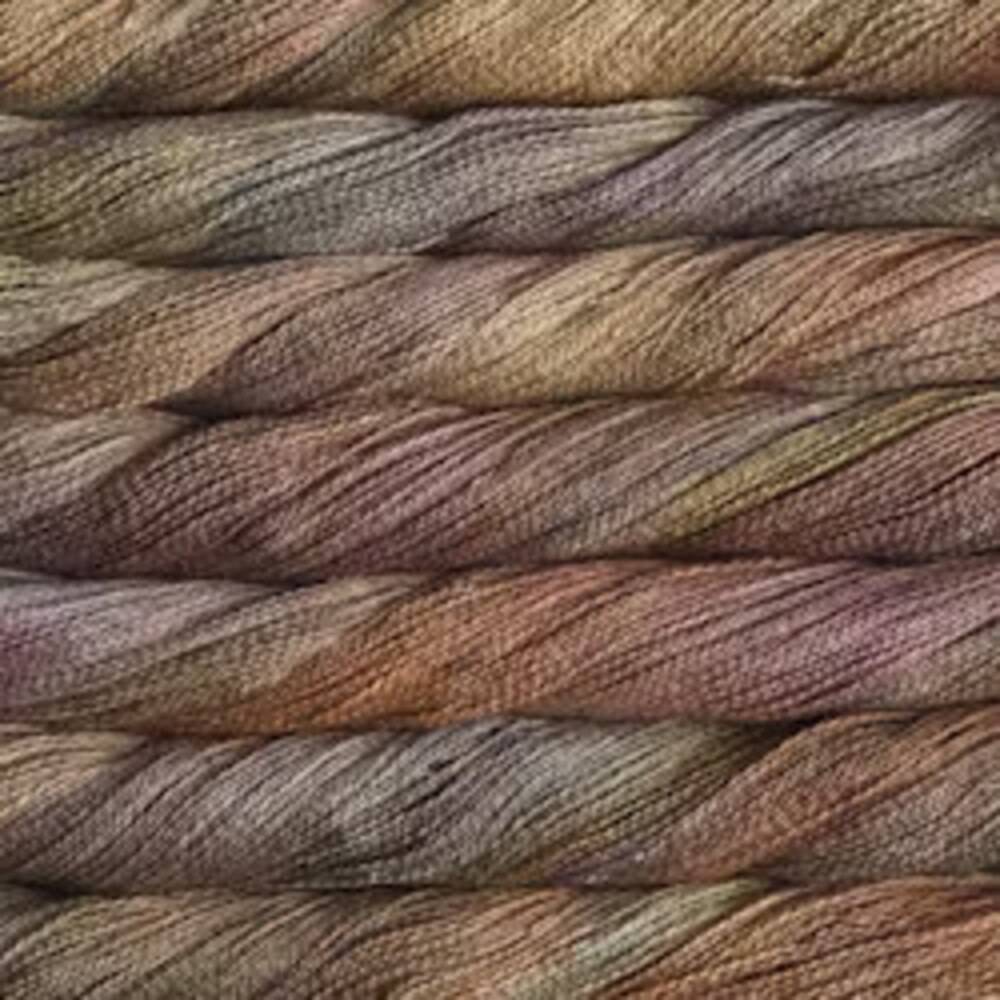 Malabrigo Silkpaca 862 Sten Indhold: 70% baby alpaca, 30% silke Vægt/længde: 50 g. = ca. 384 meter Anbefalede pinde:3.25-5.00 mm Vask:Håndvask med koldt vand, tør fladt..
