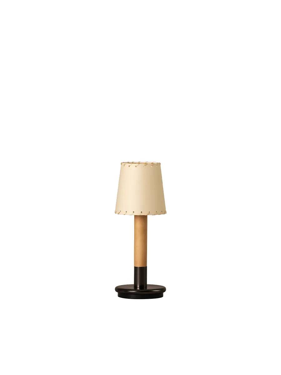 Básica Mínima Batería Lampe fra Santa and Cole Stitched beige parchment - Jacobsen Plus