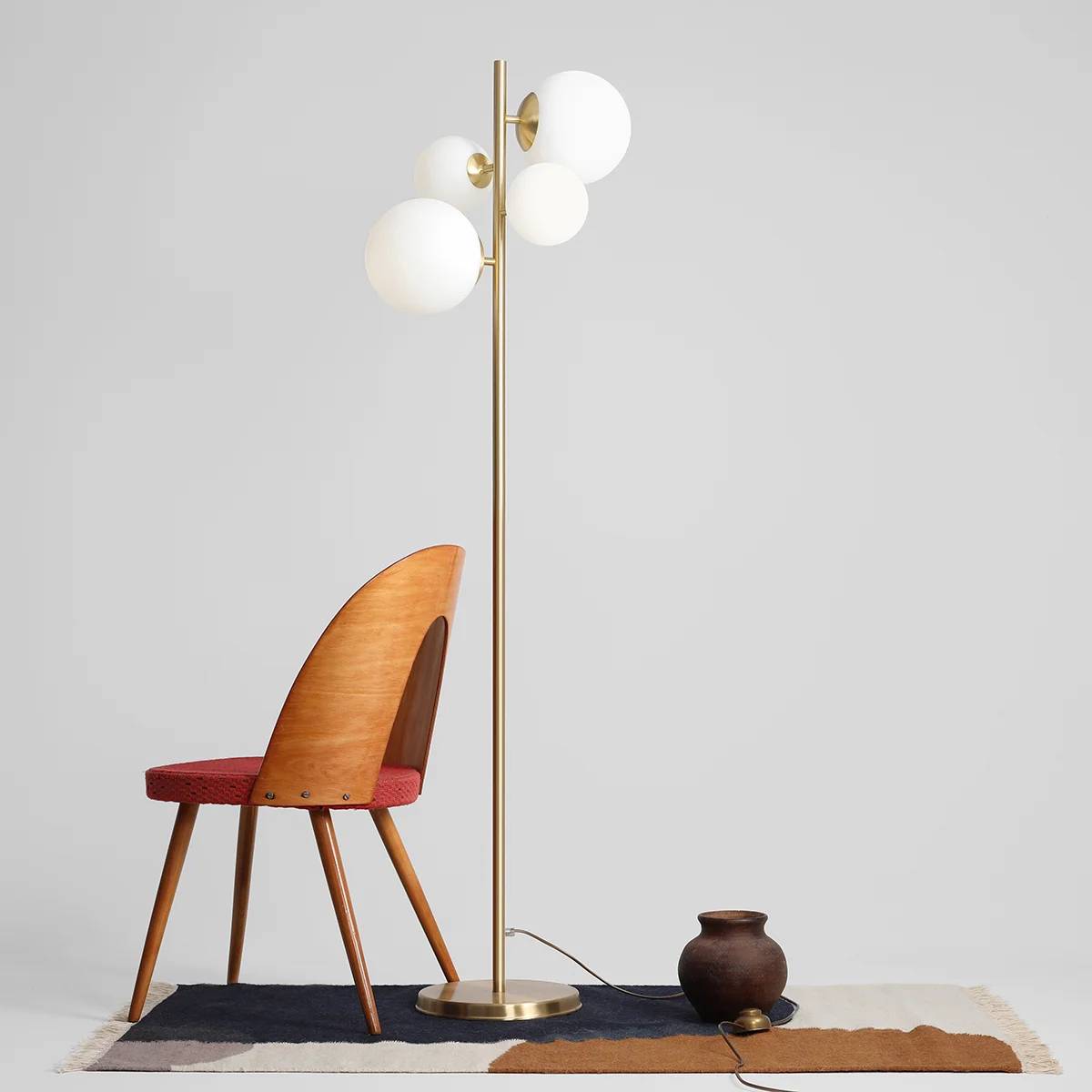 Dizzy - Gulvlampe i messing og hvidt glas