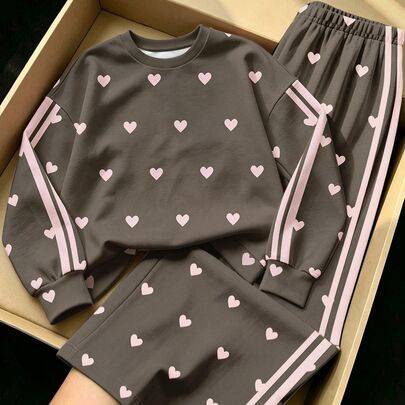 Moderiktigt exklusivt set för unga flickor med mörkgrå bas, rosa hjärtmönster i kontrast, sweatshirt med rund hals och vida byxor, höst/vinter 2026 - Multifärgad (6Y,7Y,4Y,5Y)