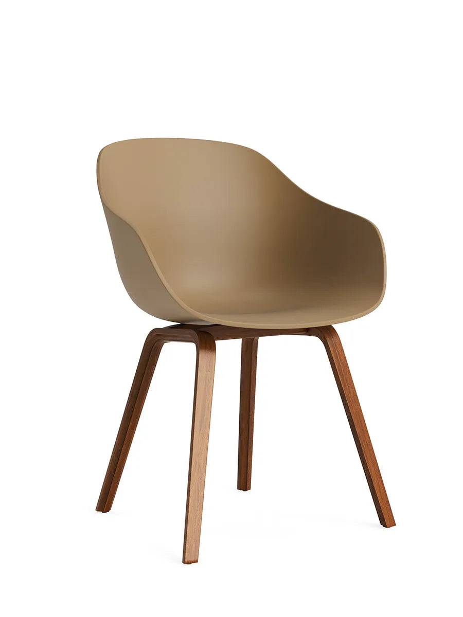About a Chair AAC 222 fra Hay Clay / Lakeret valnød - Jacobsen Plus