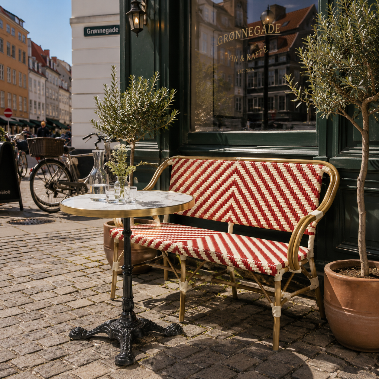 Cafépakke Paris med bænk rød-beige.