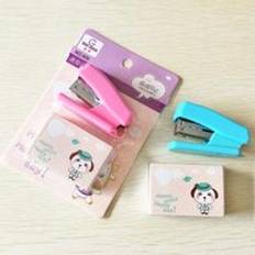 Super kawaii mini liten häftapparat användbar minihäftapparat häftklamrar set kontorsbindning pappersvaror skolmaterial pappersbindare