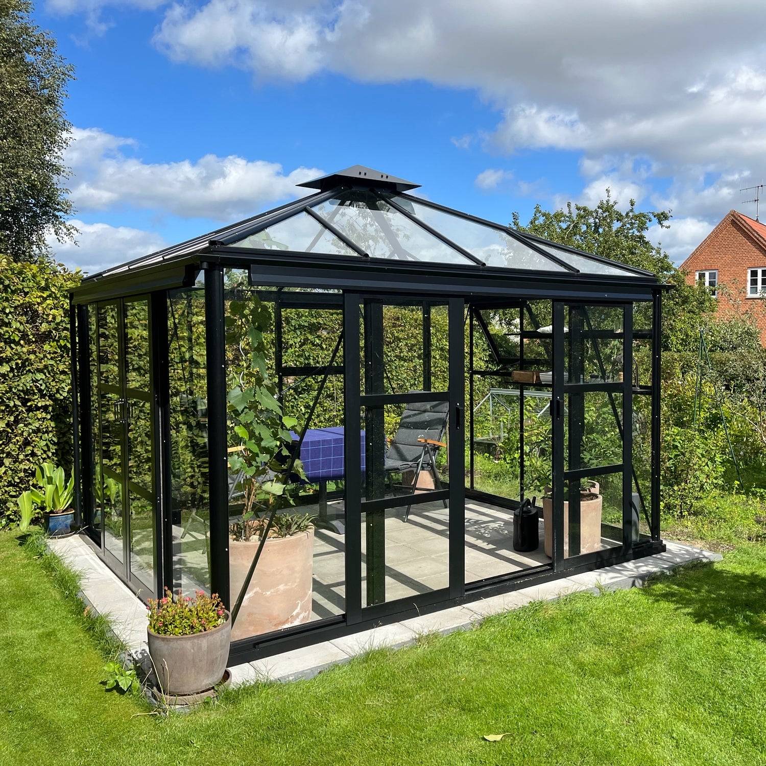 Drivhus Royale Cube 9.8 m² - Ral 9005 sort / Sider: 4mm hærdet glas. tag: 10mm poly / Dobbelt skydedøre