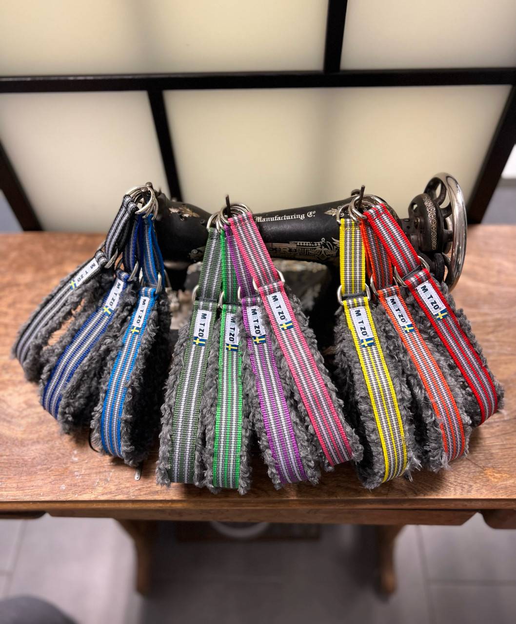 Fodrat Halsband Halvstryp, Grå Fårskinnsimitation - 45 cm x 30 mm / Lila