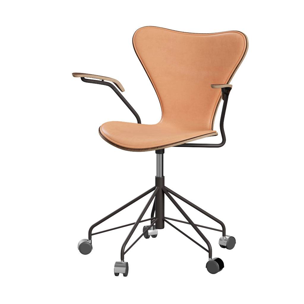Fritz Hansen - 3217 kontorstol med armlæn, naturfiner og forsidepolstret i Natur læder Valnød - Warm Graphite stel - Jacobsen Plus