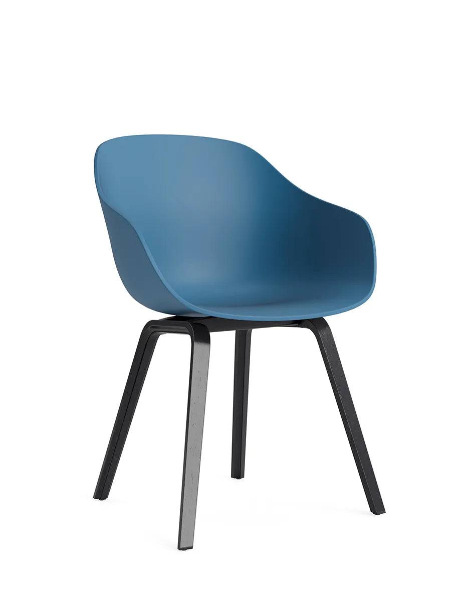 About a Chair AAC 222 fra Hay Azure blue / Sortlakeret eg - Jacobsen Plus
