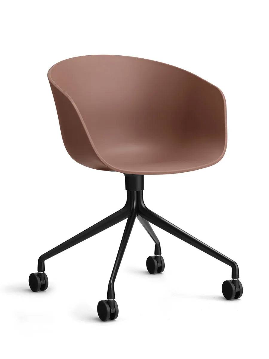About a Chair AAC24 fra Hay Soft Brick / Sort pulverlakeret aluminum - Jacobsen Plus