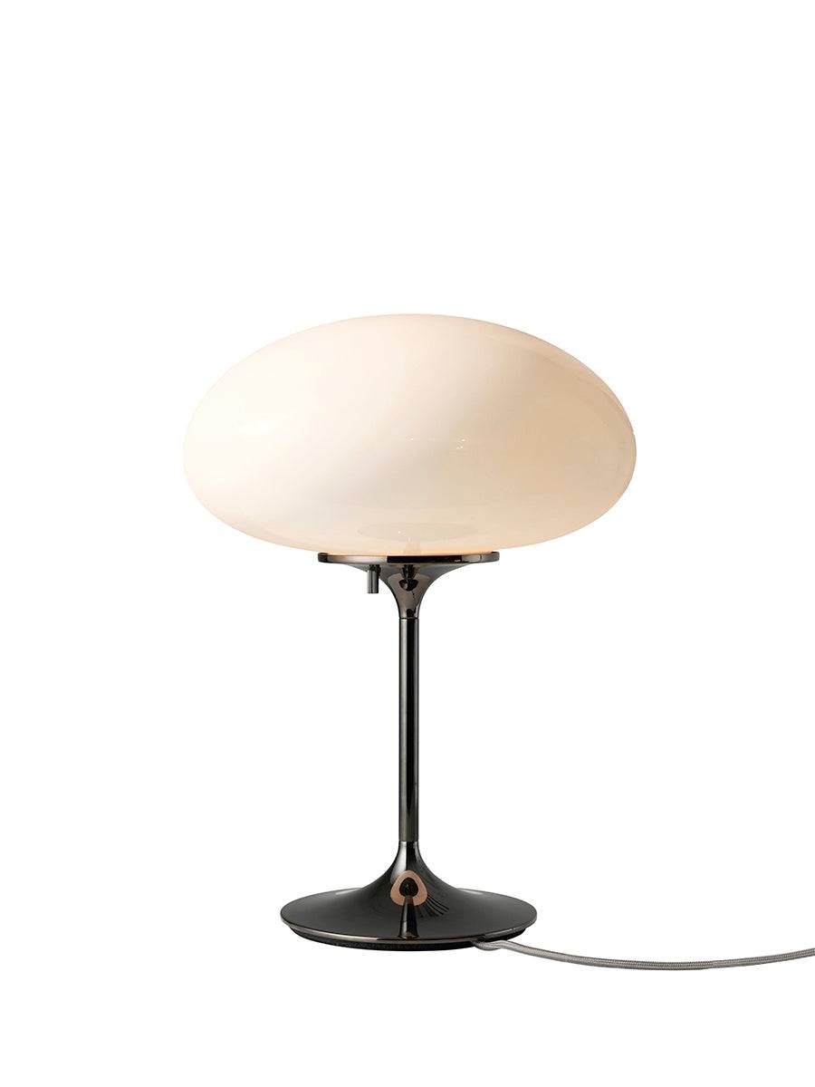 Stemlite opal bordlampe fra GUBI Black Chrome - Jacobsen Plus