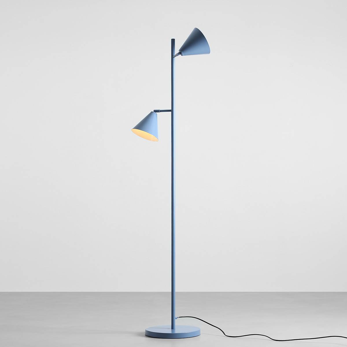 Frigg- Gulvlampe med to skærme i støvet blå metal