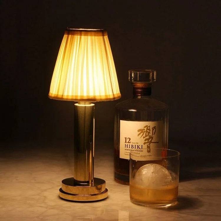 LuxeSilk Trådlampa - Elegant Trådlös Bordslampa för Stämningsfulla Rum - Guld / Siden