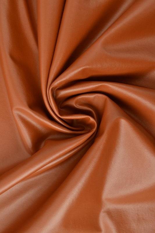Cognac Imiteret Læder – Til Beklædning & Dekoration - Stof i Metervarer - Polyester/Polyuretan/PVC