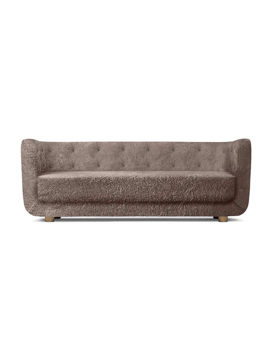 Vilhelm Sofa fra Audo Copenhagen Fåreskind / Sahara / Røget eg - Jacobsen Plus