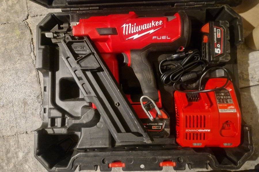 Milwaukee M18 FFN-502C Spikpistol med två batteri, laddare och låda