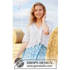 223-20 Summer Land Jacket by DROPS Design DOWNLOAD OPSKRIFTEN HER Strikket jakke i DROPS BabyMerino. Arbejdet strikkes med hulmønster, v-hals og korte ærmer. Størrelse S - XXXL. Pinde og tilbehør lægges i kurven separat. Se alle opskrifter fra DROPS her. .