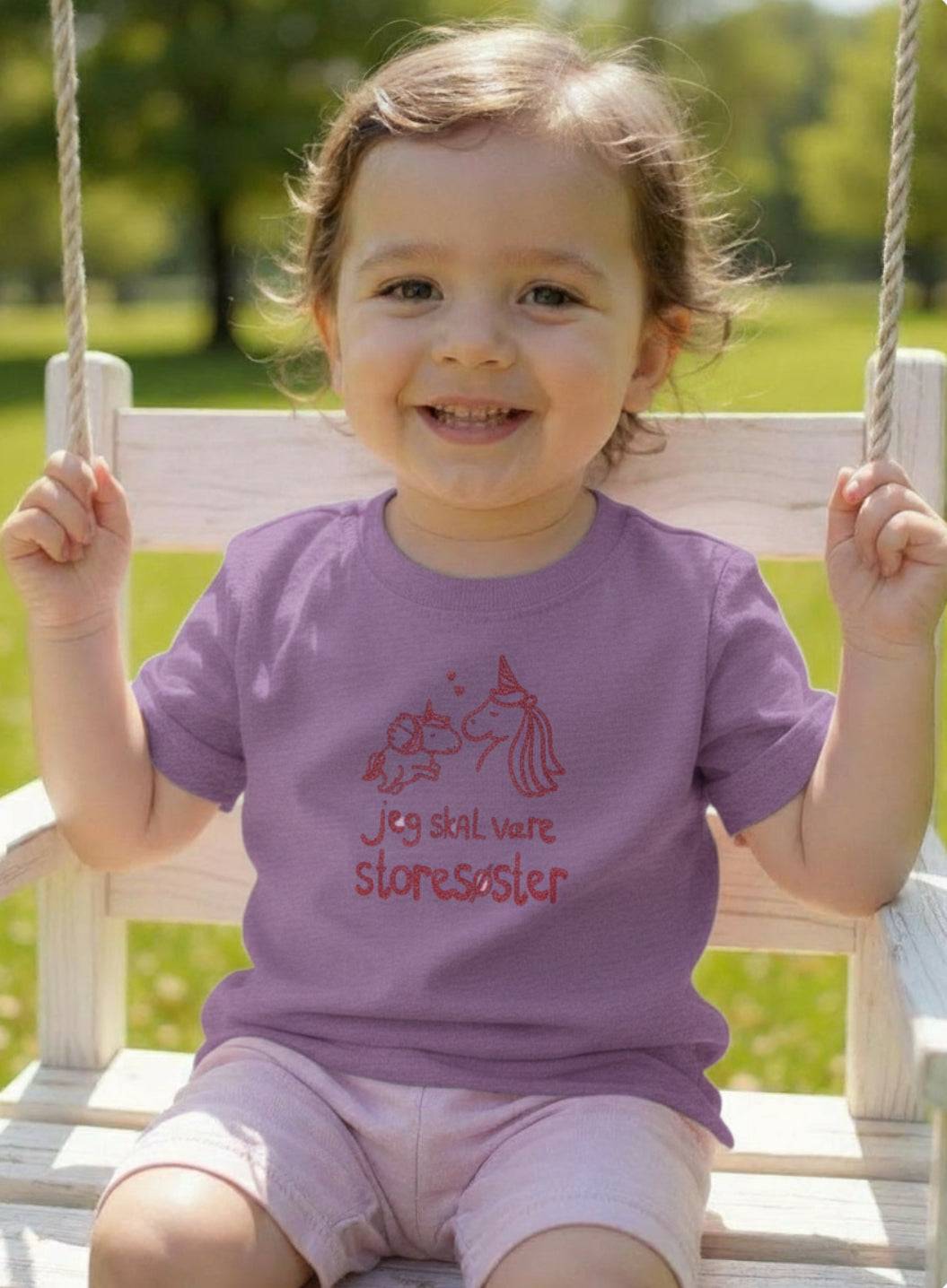 Jeg Skal Være Storesøster T-shirt S/S Enhjørning Lavender Med Pink Krystalina Tryk - Legekammeraten.dk