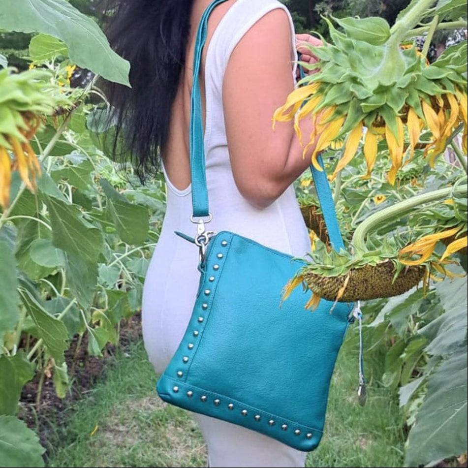 Style Quick i supersmukt turkisfarvet læder. Cool slingbag til skulder og crossbody m. flotte nitter.