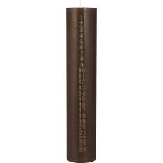 Ib Laursen Kalenderlys 124 Præget tal Hazelnut Stearin - Ø:6 H:30 cm Kalenderljus Från Magasin - Brun (Ø:6 H:30 cm)