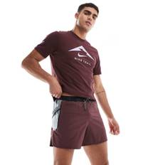 Nike – Trail Running – Vinröda shorts med logga, 5 tum