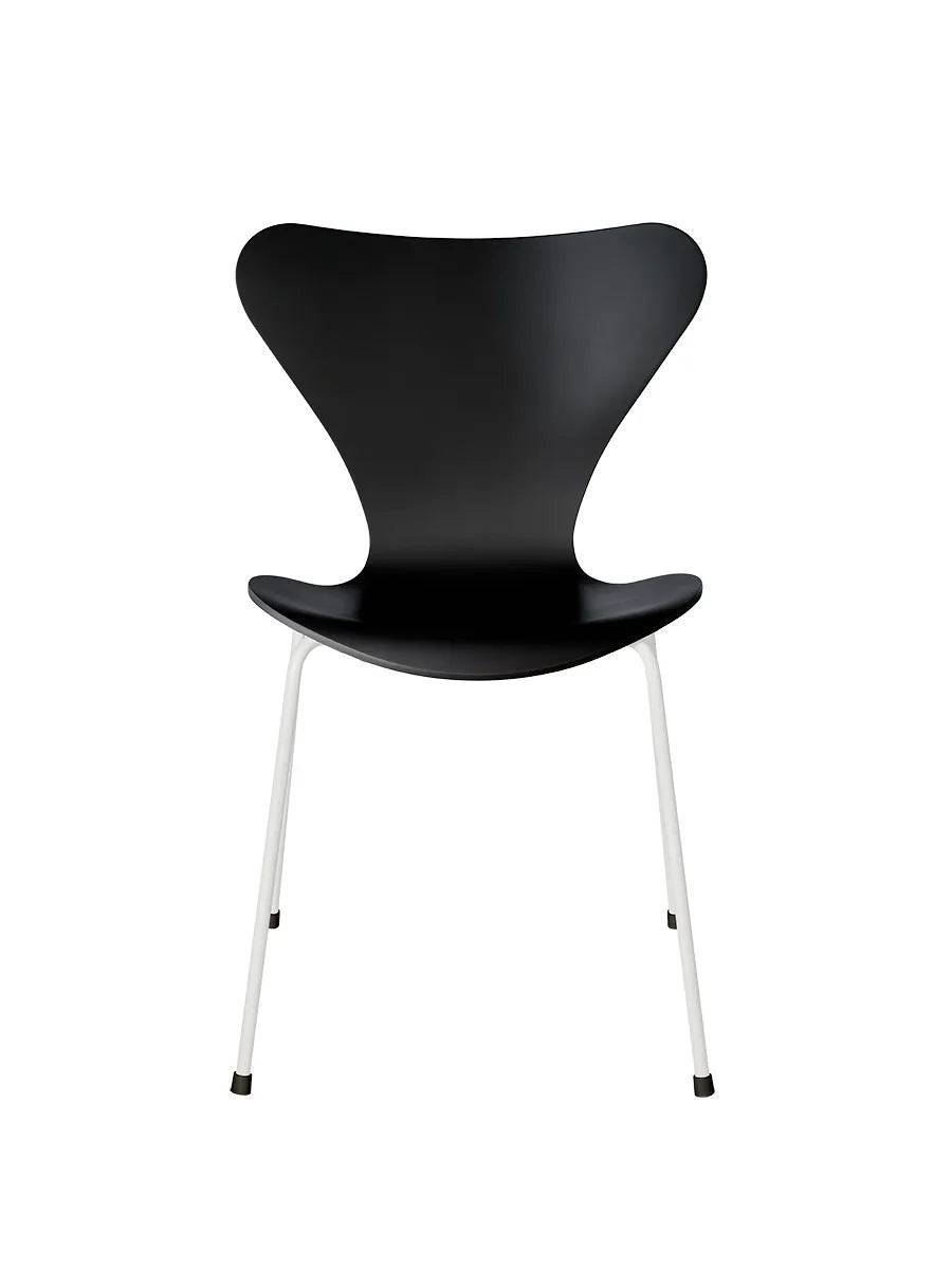 3107 Serie 7 stol lakeret af Arne Jacobsen Sort / Hvid - Jacobsen Plus