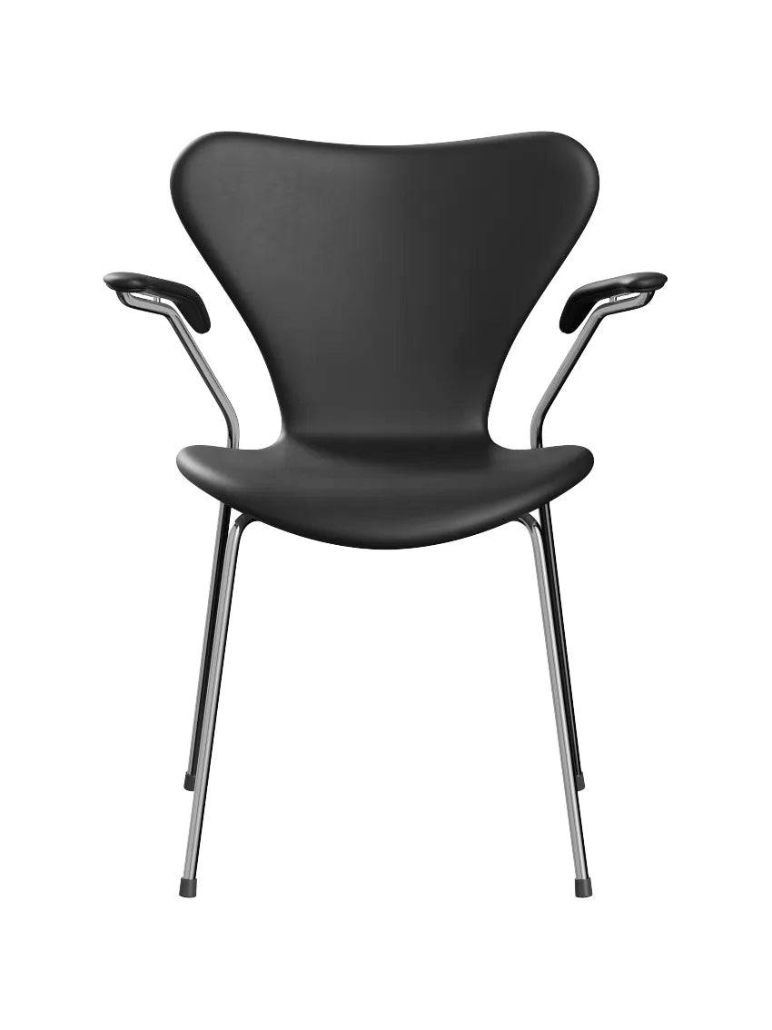 3207 stol m/armlæn, fuldpolstret Essential læder sort/krom stel af Arne Jacobsen - Jacobsen Plus