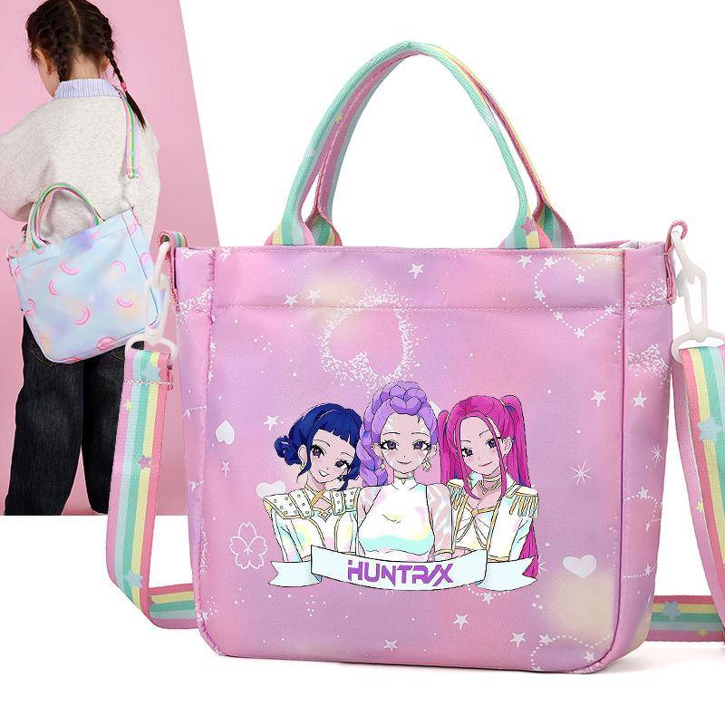 Färgglad KPop Demon Hunters Dam Axelväska Handväska Campus Studentryggsäck Polyester Material Dragkedja Öppning Nylonfoder Andningsbar white