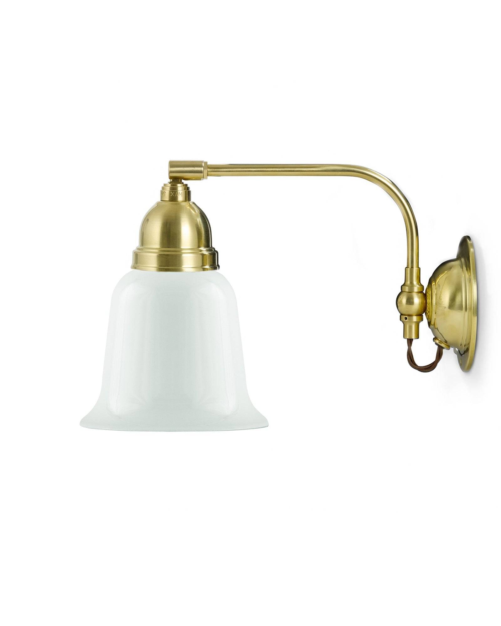 Vägglampa - Gripenberg mässing, opalvit klocka, brun